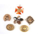A group of Victorian & Georgian brooches to include a yellow metal horseshoe and buckle brooch, a
