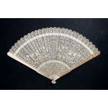 An 18th / 19th century Chinese ivory fan of exceptional quality, 27cms (10.5ins) long Condition