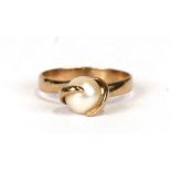 A 9ct gold solitaire pearl ring, approx UK size 'S'. 3.5g