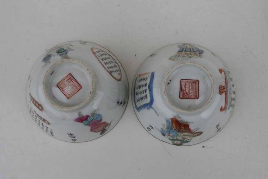 A pair of Chinese Wu Shuang porcelain bowls and covers decorated with figures and calligraphy, red - Image 3 of 11