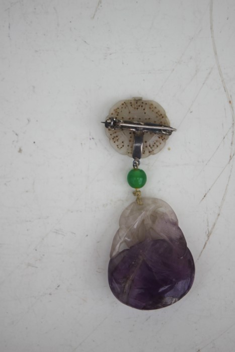 A Chinese jade flower brooch with carved amethyst peach drop, 9cms (3.5ins) high.Condition - Image 5 of 7