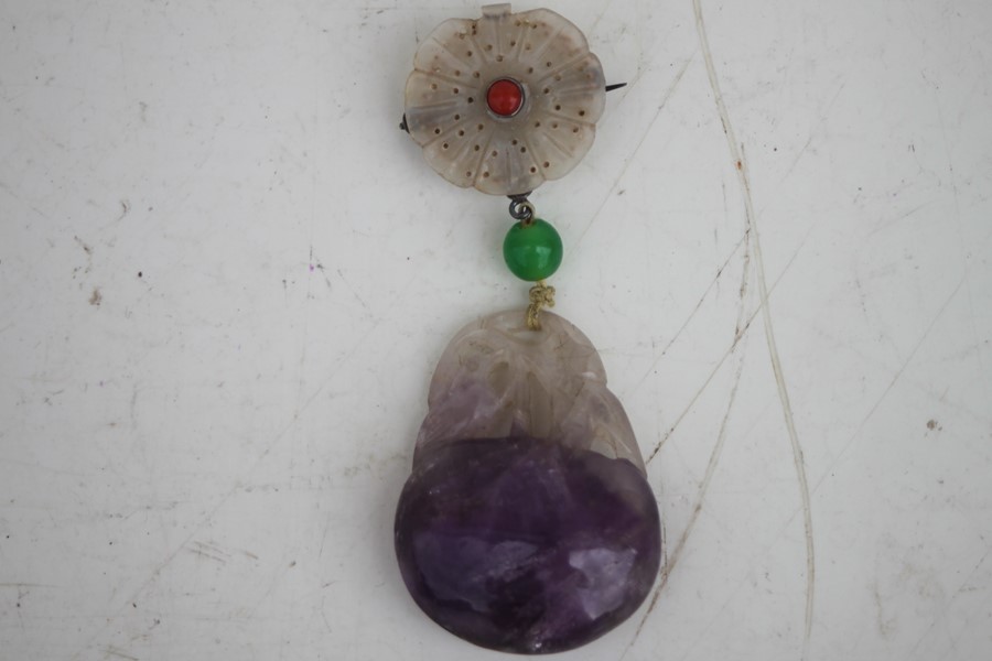 A Chinese jade flower brooch with carved amethyst peach drop, 9cms (3.5ins) high.Condition - Image 4 of 7