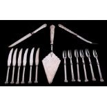 A quantity of assorted silver handled cutlery and a cake slice, total weight 509g.