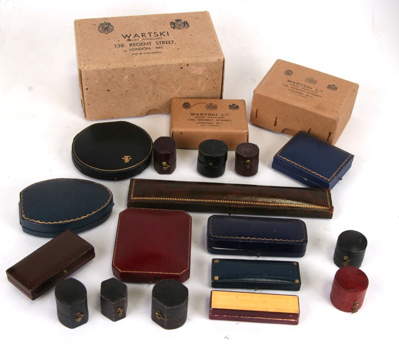 A quantity of vintage jewellery boxes to include Wartski, Goldsmiths & Silversmiths Company and