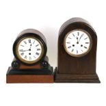 An Edwardian mantle clock with a 12cms diameter porcelain dial with Roman numerals, in a walnut drum