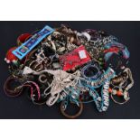 A quantity of costume jewellery.