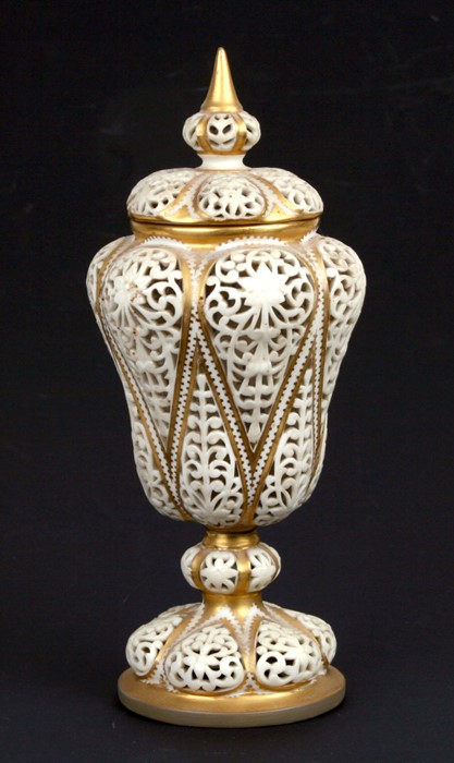 A Grainger & Co Worcester reticulated blush ivory pot pourri vase and cover, 24cms (9.5ins) high.