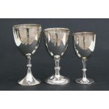 Three graduated silver goblets with knopped stems, various dates and maker's, 358g (3).