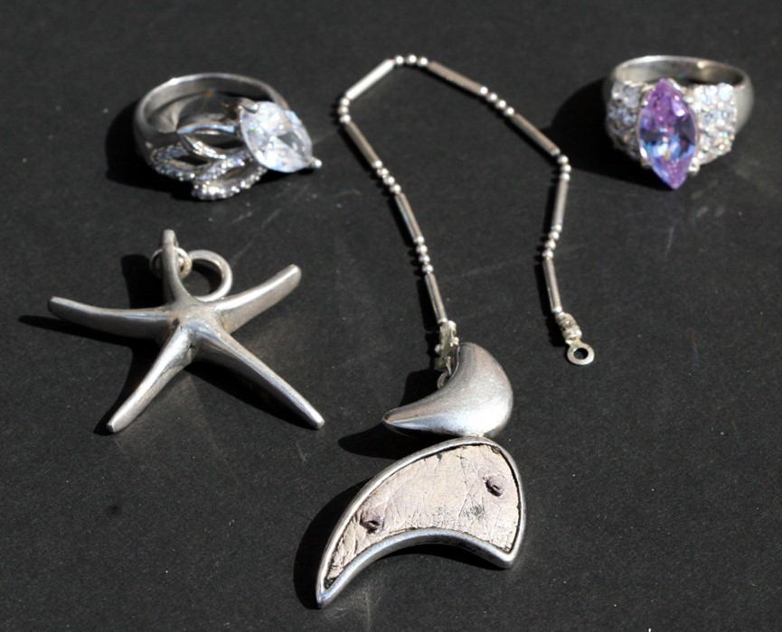A quantity of silver jewellery to include a leaf brooch, two rings, a pair of earrings and a pair of
