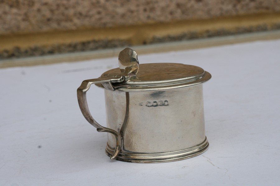 A William IV silver mustard pot, London 1835, weight 142g, 6.5cms (2.5ins) high.Condition - Image 14 of 14