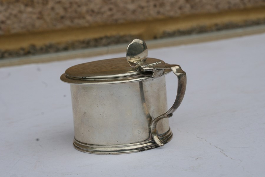 A William IV silver mustard pot, London 1835, weight 142g, 6.5cms (2.5ins) high.Condition - Image 13 of 14