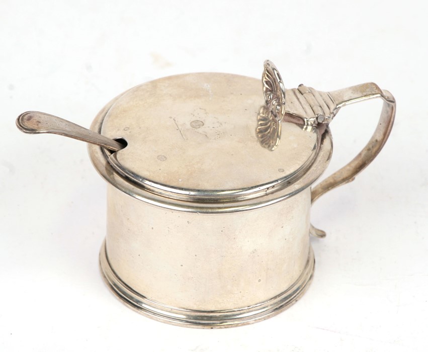 A William IV silver mustard pot, London 1835, weight 142g, 6.5cms (2.5ins) high.Condition