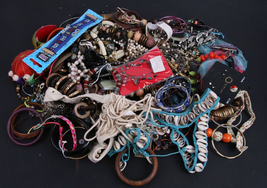 A quantity of costume jewellery.