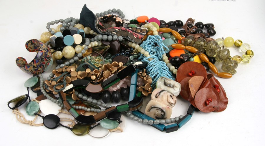 A quantity of costume jewellery.