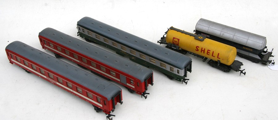 A Lima 'O' guage coach, Le Capitole & other similar coaches and rolling stock (5).