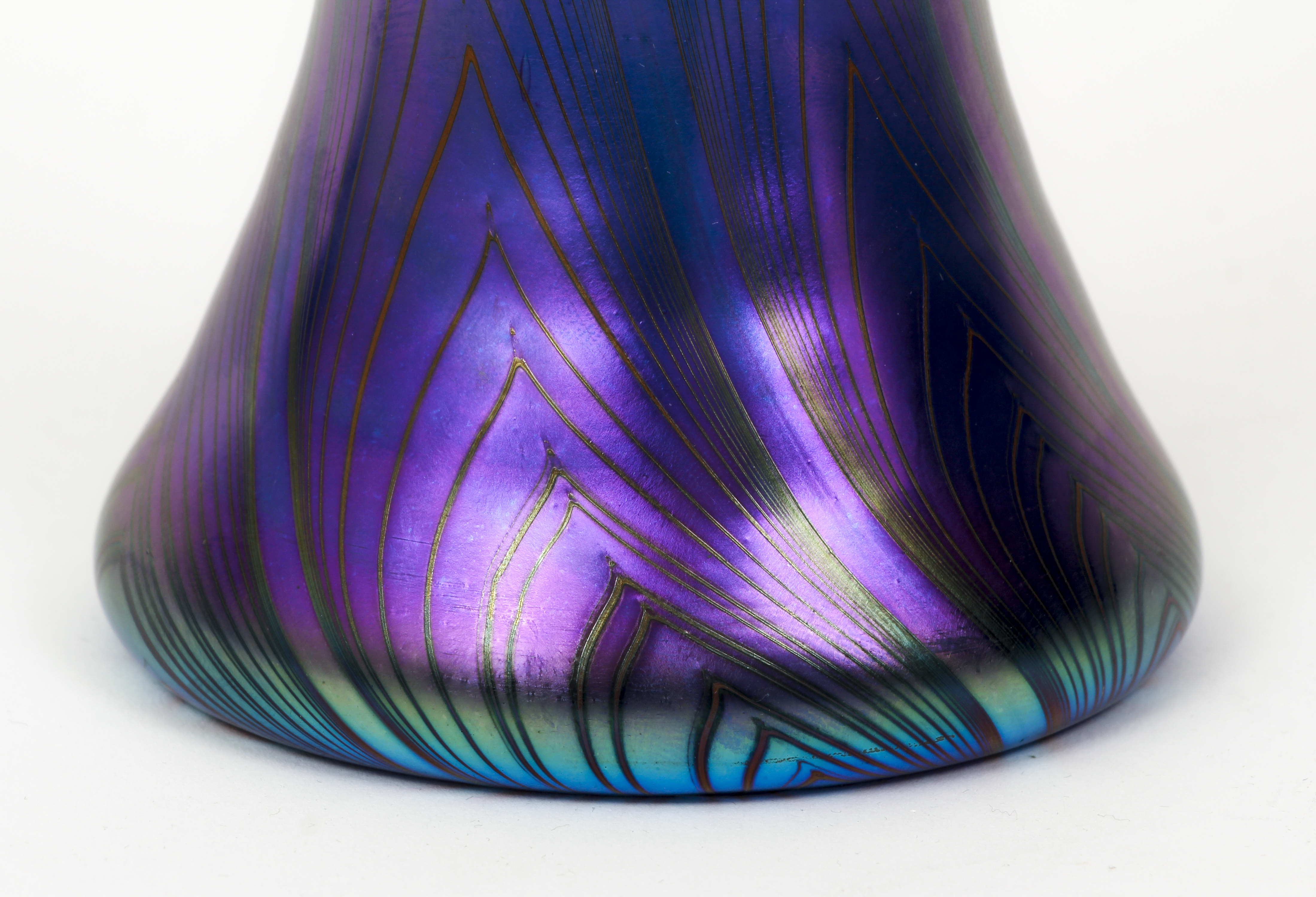 Lundberg Studios Iridescent pulled feather Vase - Image 2 of 5