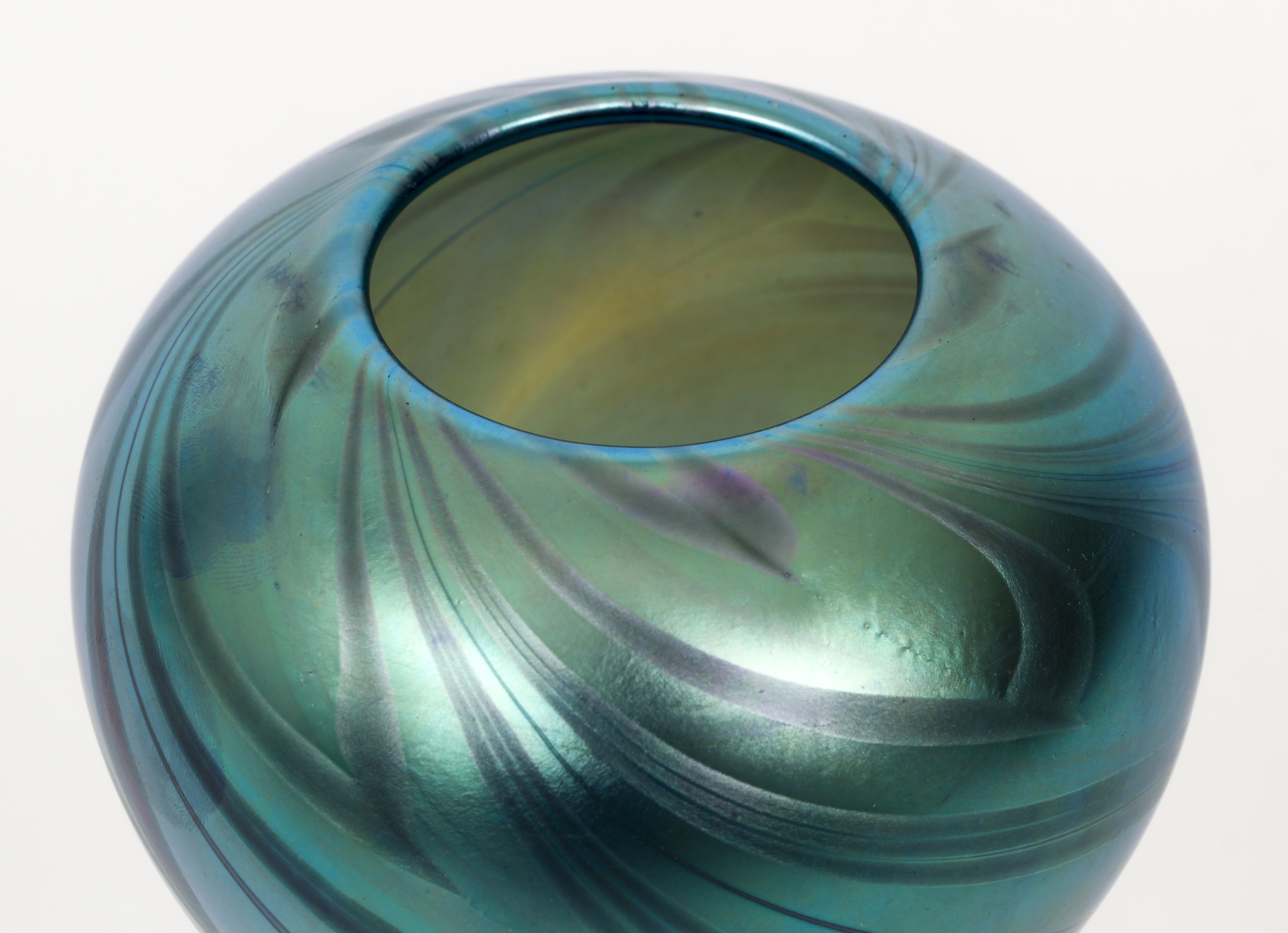 Lundberg Studios Iridescent pulled feather Vase - Image 3 of 5