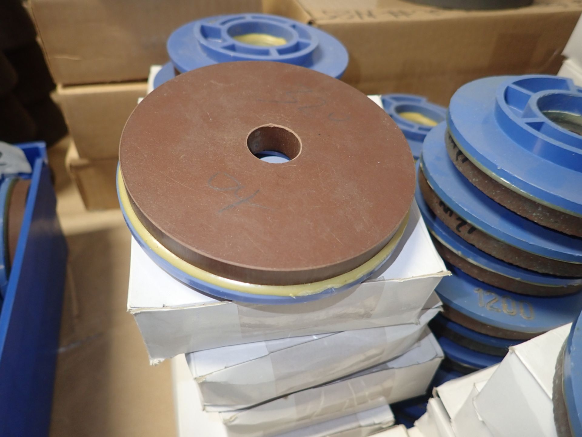 LOT OF (59) 5" SNAIL DONUT TYPE POLISHING/GRINDING DISCS *SEE PICTURES FOR COMPLETE QUANTITY PER - Image 3 of 3