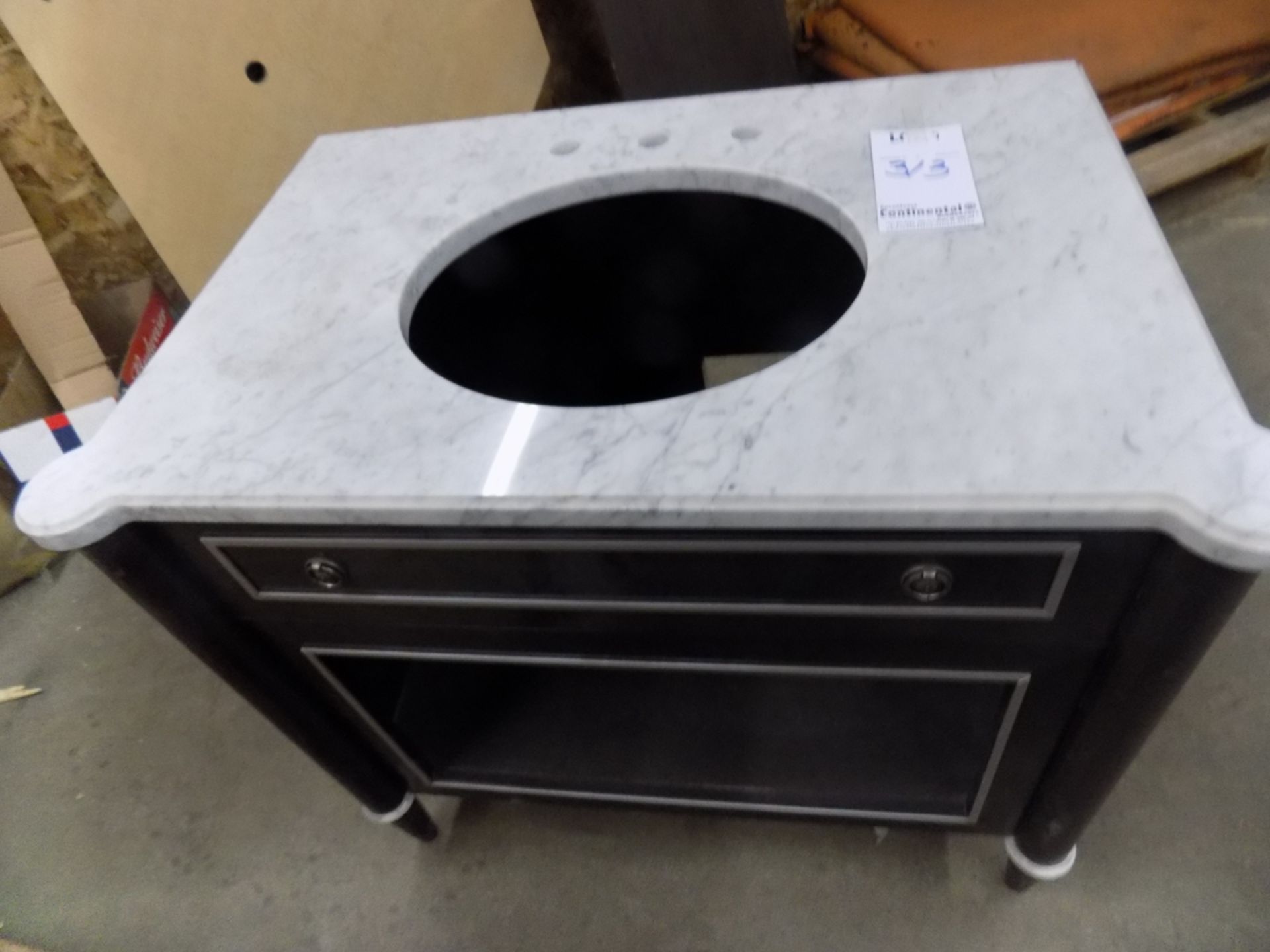 QUARTZ VANITY 24'' X 36'', W/ SINK AND FACET OPENING