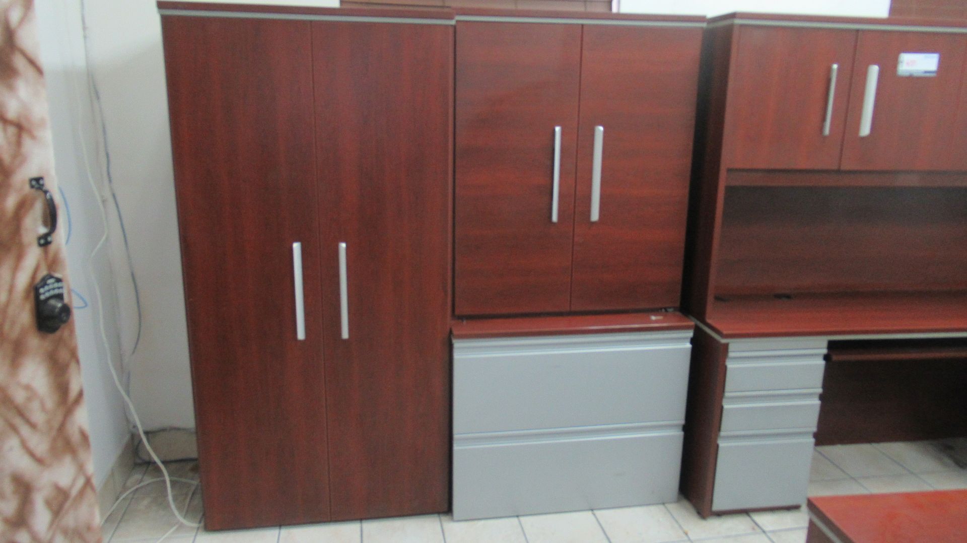 ENS DE BUREAUX AVEC ARMOIRE & RANGEMENT 4mcx / DESK SET - Image 3 of 4