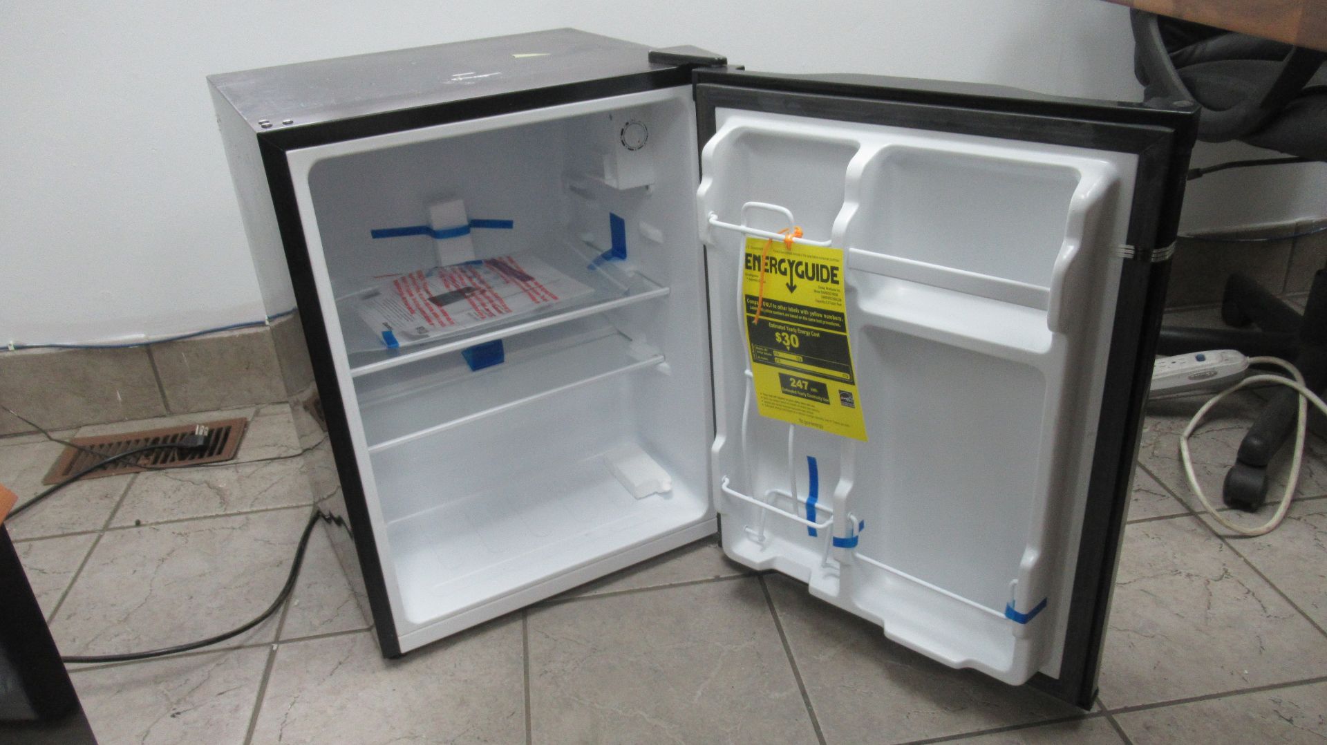 MINI RÉFRIGÉRATEUR DANBY -NEUF / FRIDGE