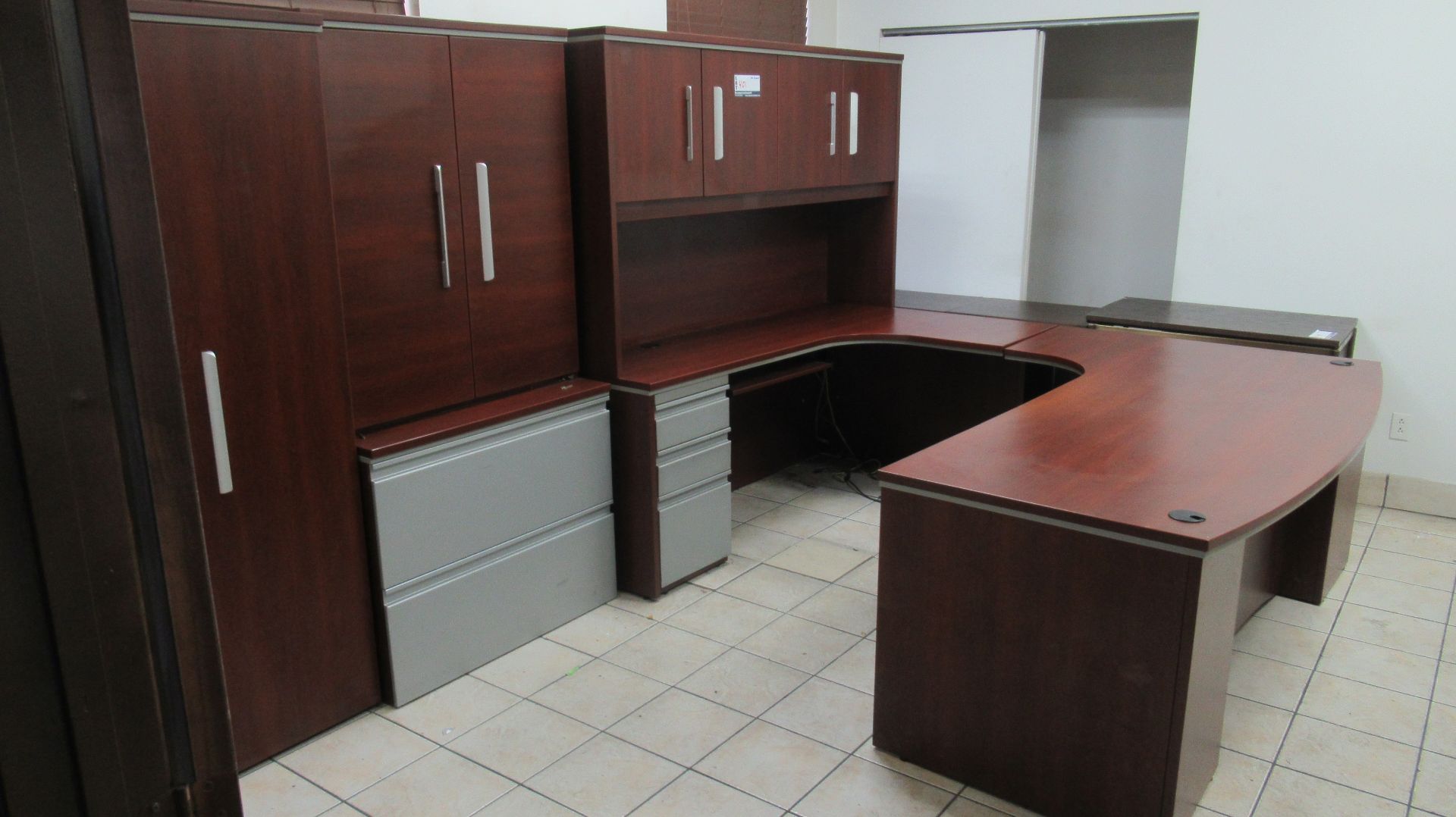 ENS DE BUREAUX AVEC ARMOIRE & RANGEMENT 4mcx / DESK SET - Image 2 of 4