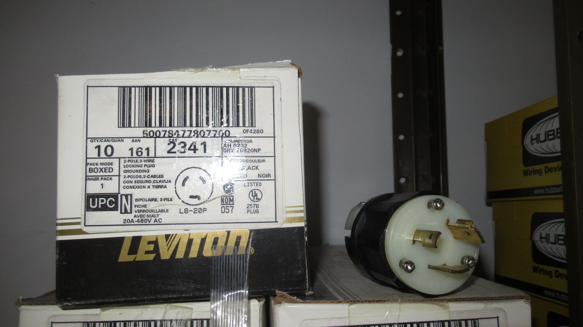 LOT DE 30 LEVITON LOCKING PLUGSG-2341, 3 BOITES