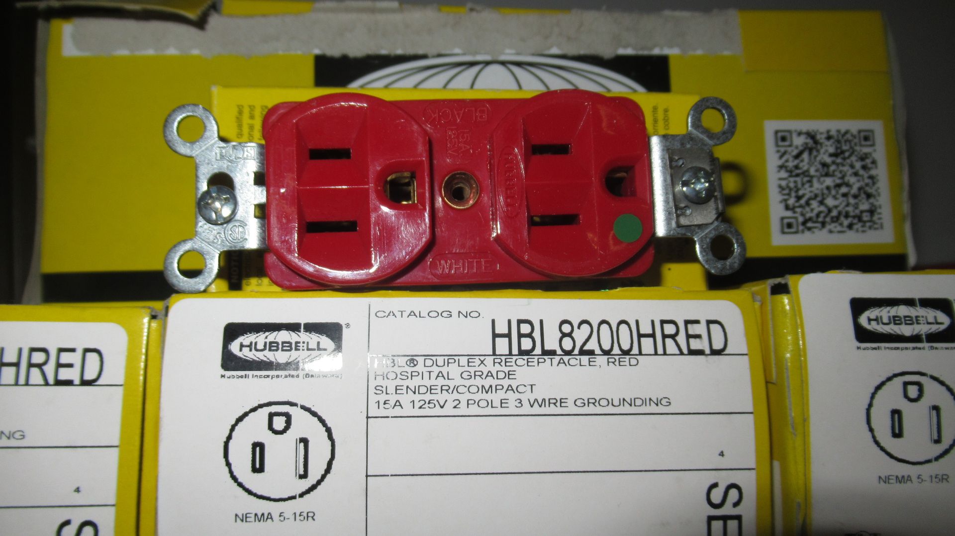 LOT DE 100 RÉCEPTACLES DUPLEX HUBBELL DUPLEX #HBL8200HRED