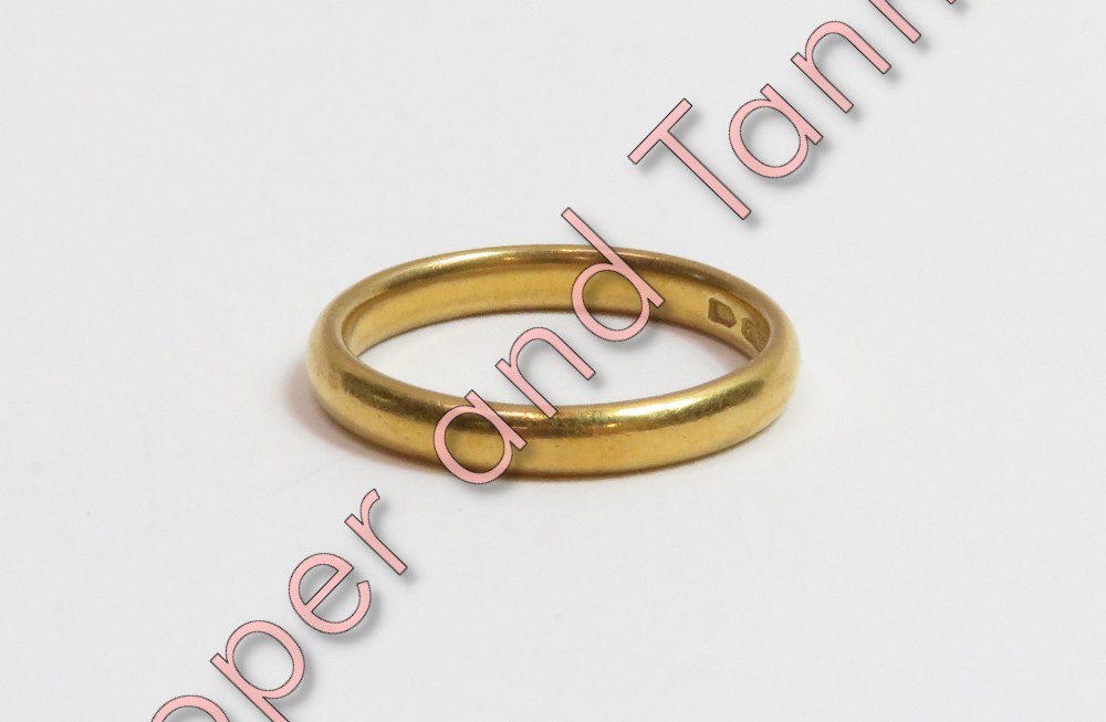 A plain 22 carat gold wedding ring, 5.4 g gross