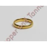 A plain 22 carat gold wedding ring, 4.6 g gross