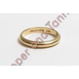 A wedding ring, stamped '14k', with a beaded edge, finger size M, 2.5 g gross