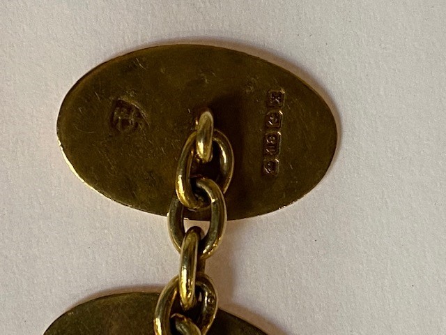 A pair of 18 carat gold cufflinks, the plain oval panels with chain connectors, 8 g gross - Image 4 of 5