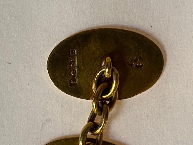 A pair of 18 carat gold cufflinks, the plain oval panels with chain connectors, 8 g gross - Image 5 of 5