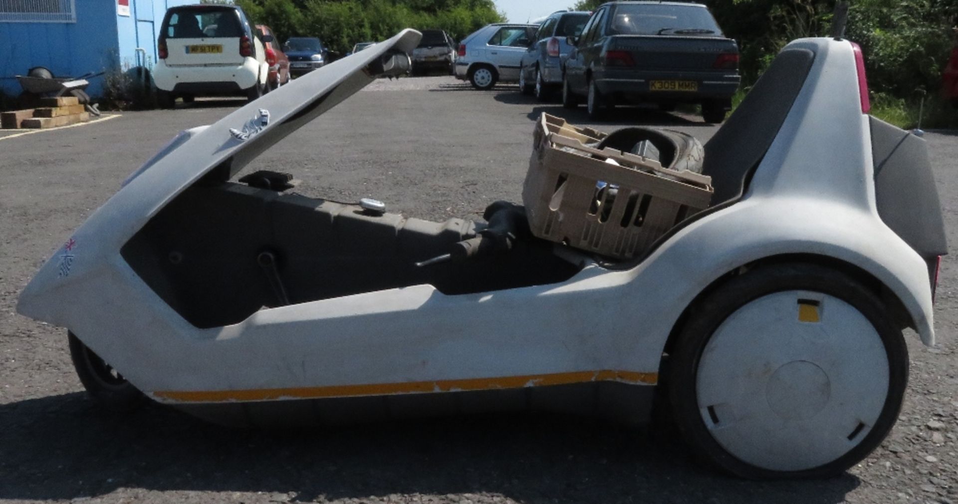 Sinclair C5 with a box of accessories including a spare tyre, wing mirror etc - Image 4 of 6