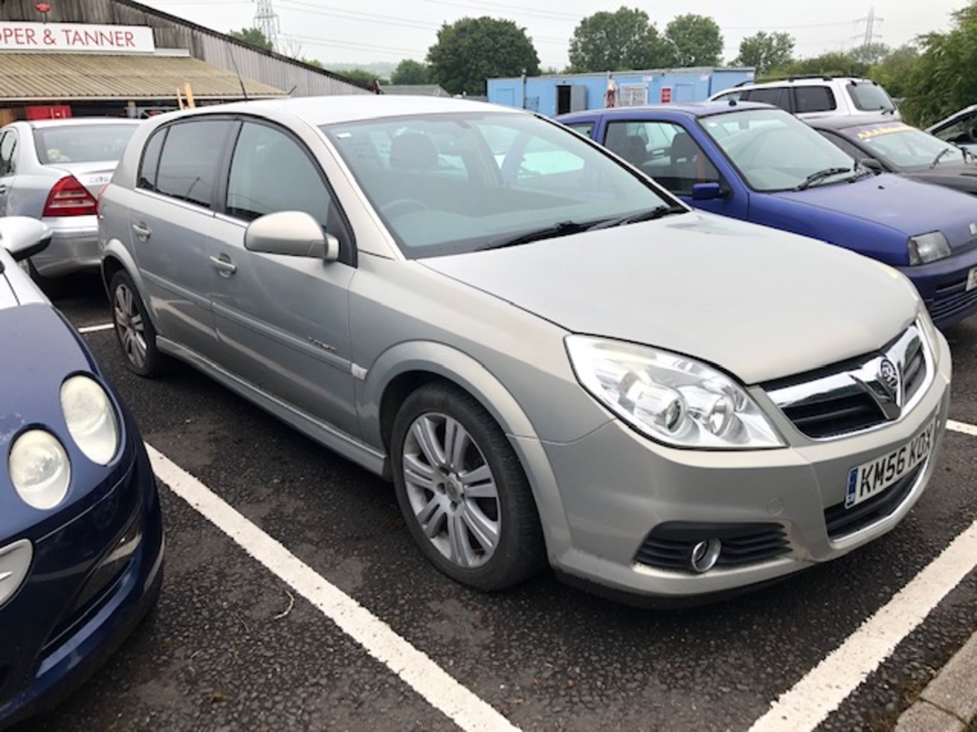 Vauxhall Signum in silver 4 door Reg No KM56 KOX. We have the key but no V5, the vehicle does not - Image 3 of 8