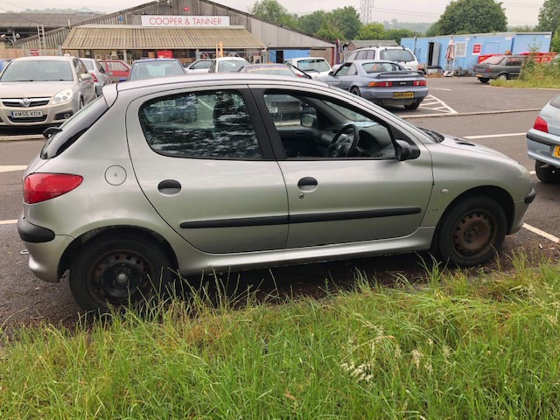 Peugeot 206 Reg No W482 TDC. We have the V5 and keys, the vehicle doesn't run, appears to be - Image 4 of 6