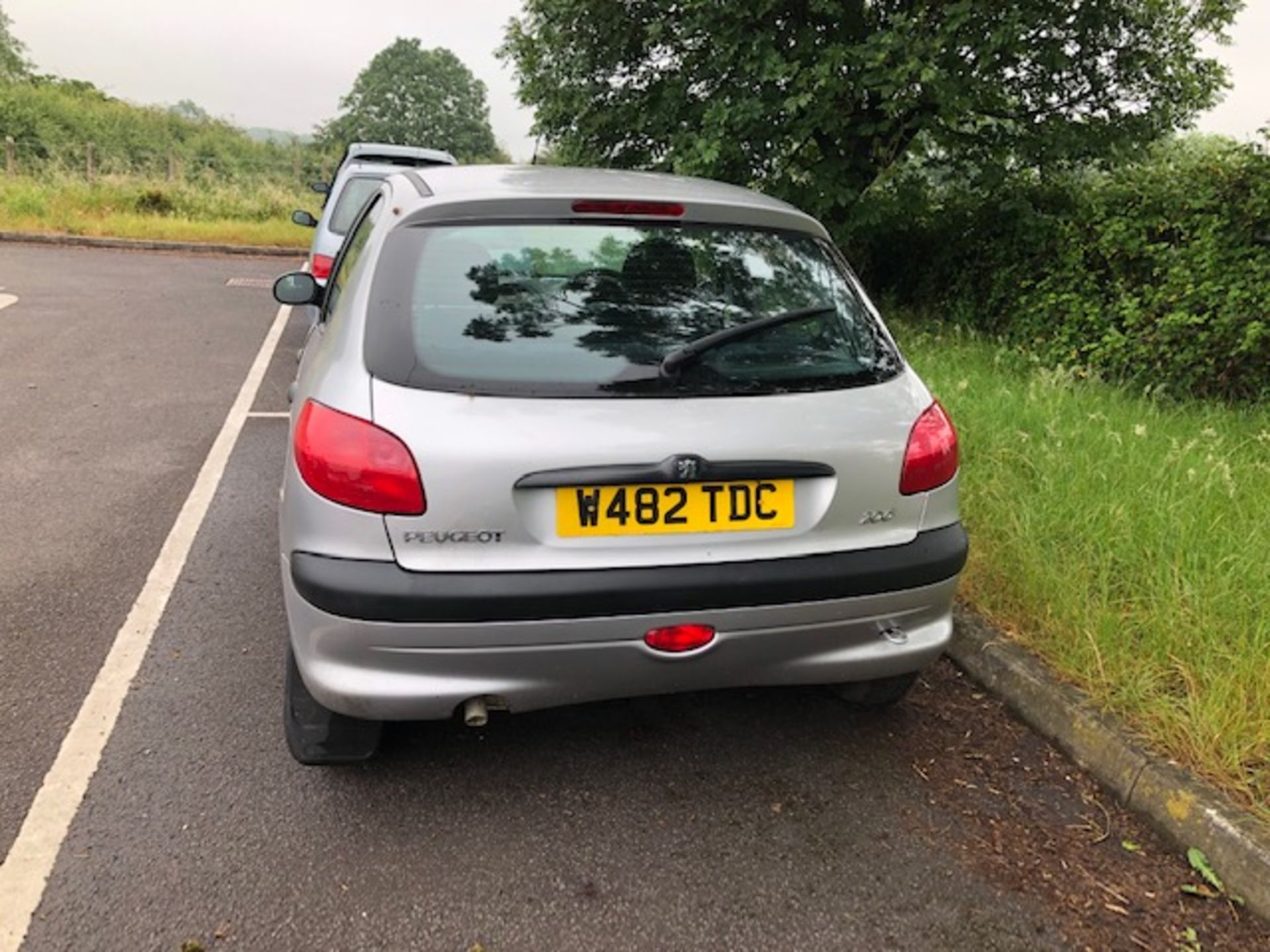 Peugeot 206 Reg No W482 TDC. We have the V5 and keys, the vehicle doesn't run, appears to be - Image 3 of 6