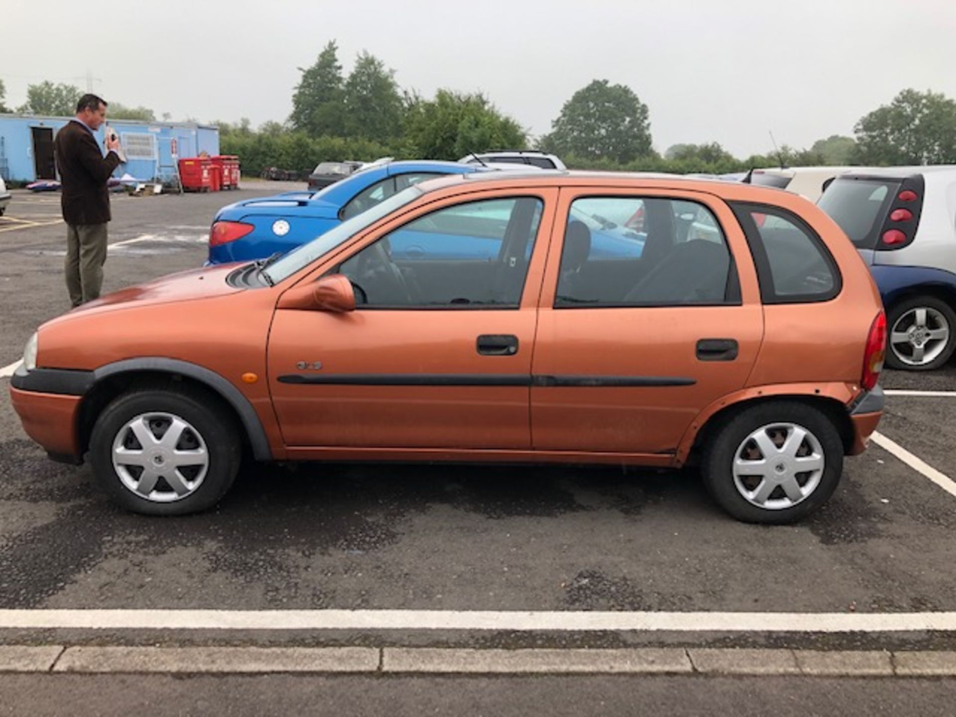 Vauxhall Corsa 4 door GLS Reg No X559 XPJ. We have the V5 and key, non-runner, appears to be - Image 2 of 5