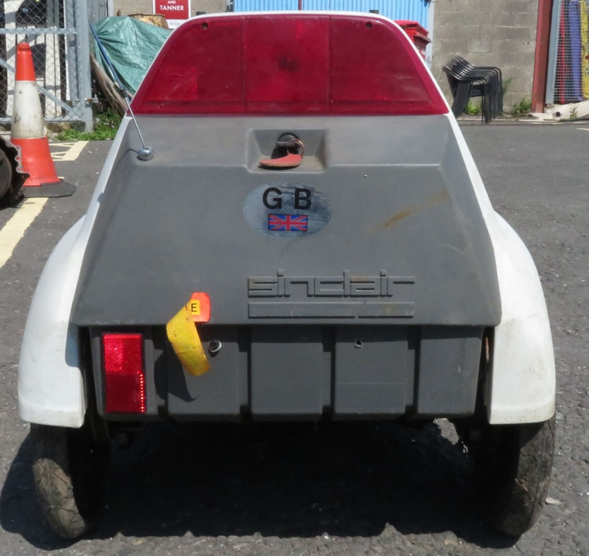 Sinclair C5 with a box of accessories including a spare tyre, wing mirror etc - Image 3 of 6