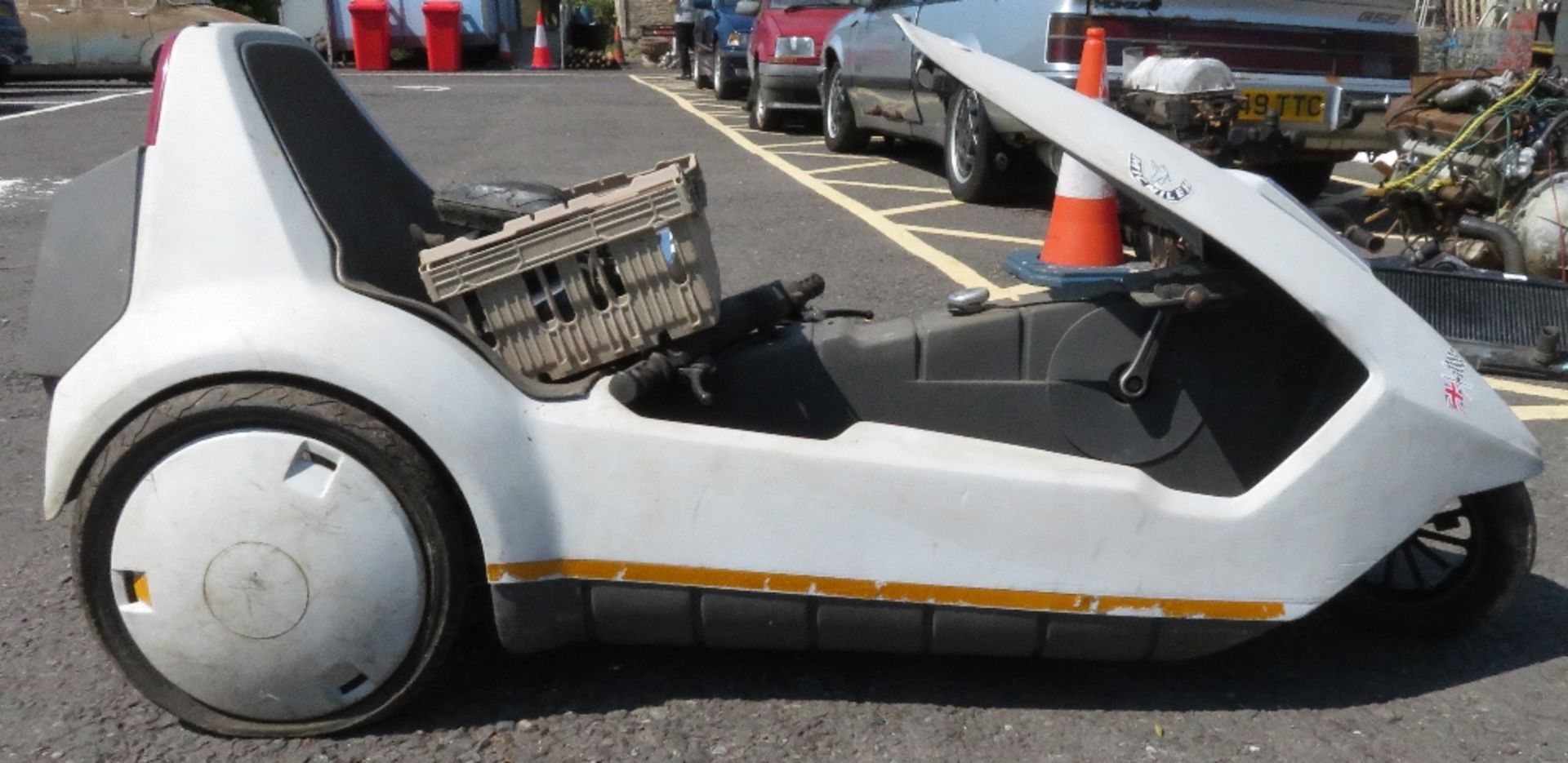 Sinclair C5 with a box of accessories including a spare tyre, wing mirror etc - Image 2 of 6