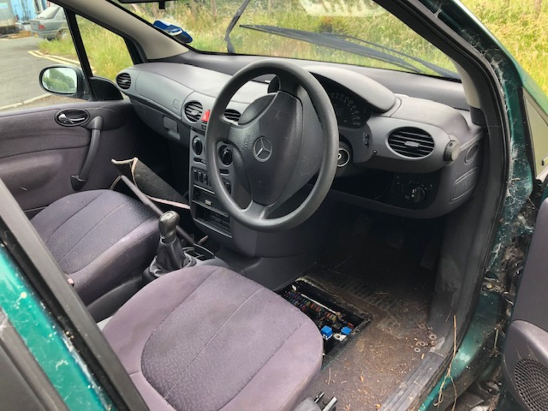 Mercedes A Class 140 4 door in green Reg No W673 MRP. We do not have a V5, the vehicle runs - Image 6 of 6