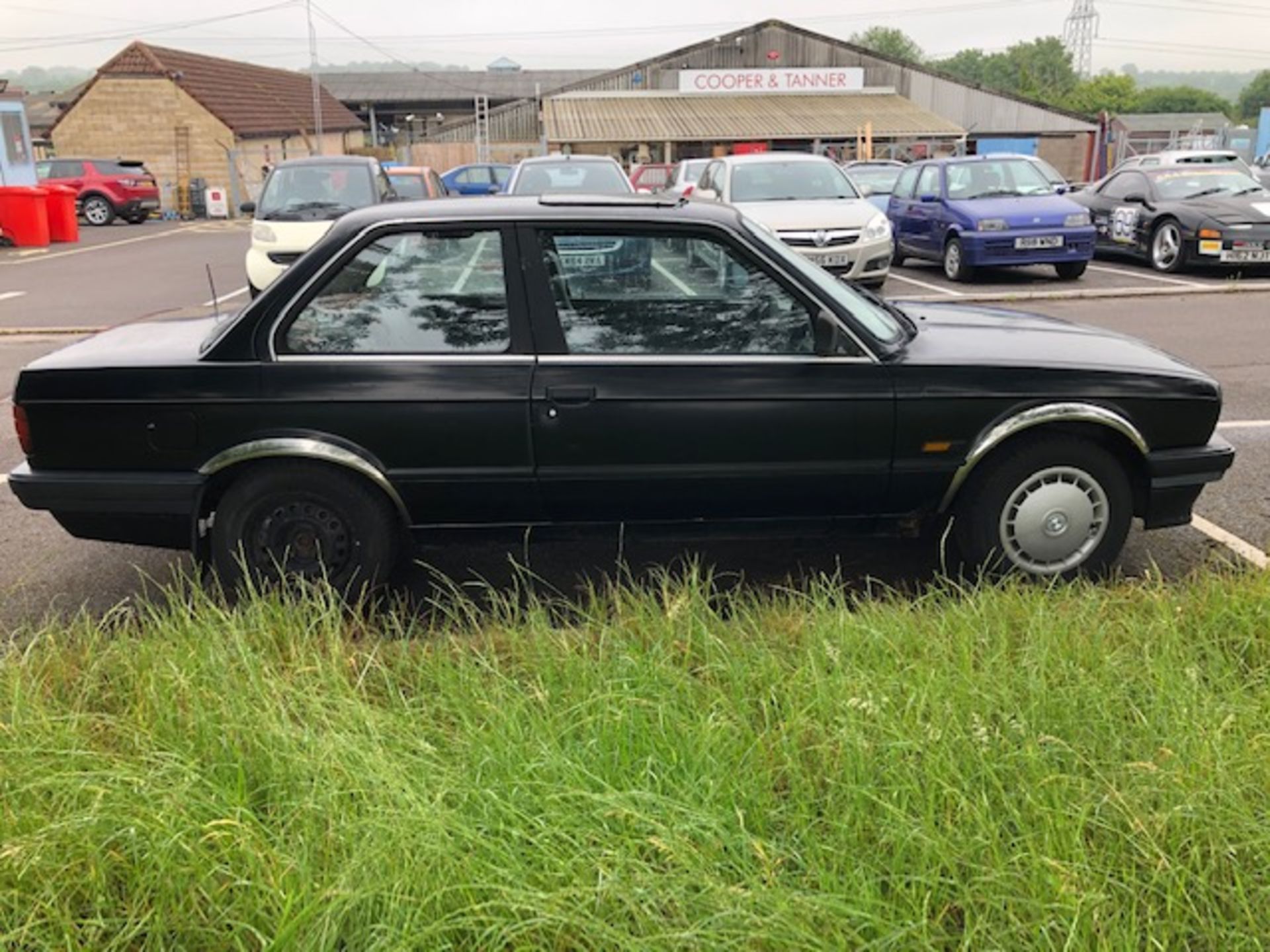 Black 2 door BMW 318i Reg No G977 F0V. We have V5 and keys. A total renovation project or for - Image 4 of 6