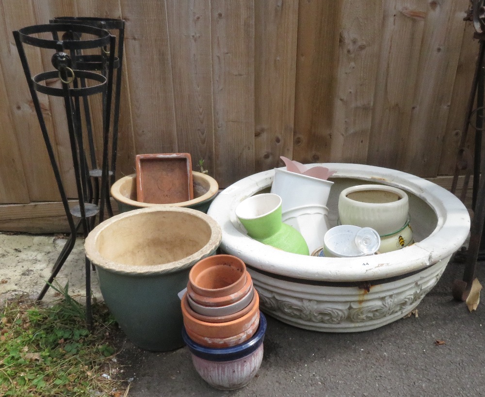 LARGE ROUND GARDEN PLANTER TOGETHER WITH OTHER ASSORTED POTS & 2 BLACK METAL POT STANDS