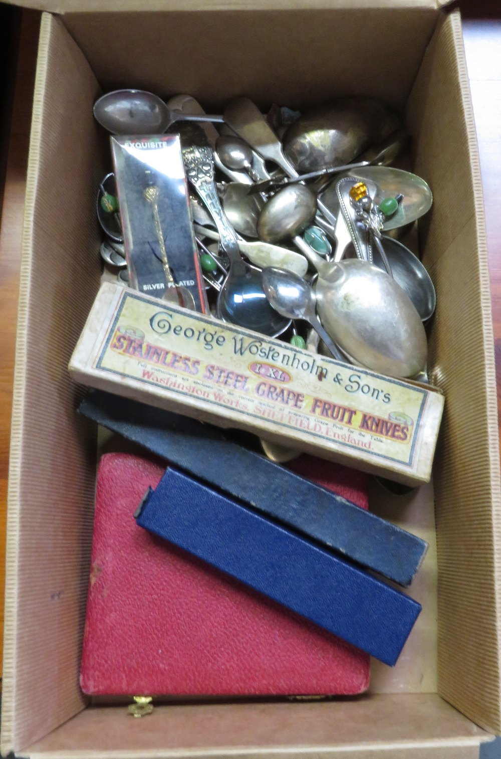 A COLLECTION OF SILVER PLATED CUTLERY INCLUDING SOUVENIR SPOONS