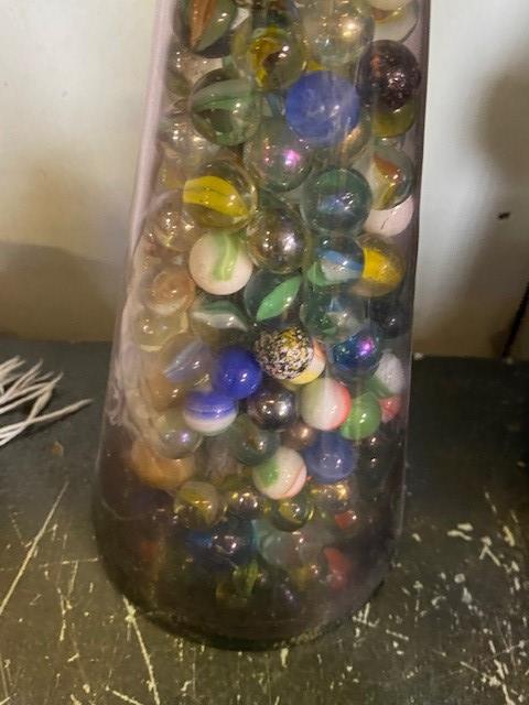 GLASS CARAFE CONTAINING MARBLES TOGETHER WITH ASSORTED COLLECTABLES INCLUDING ADVERTISING TINS - Image 3 of 4