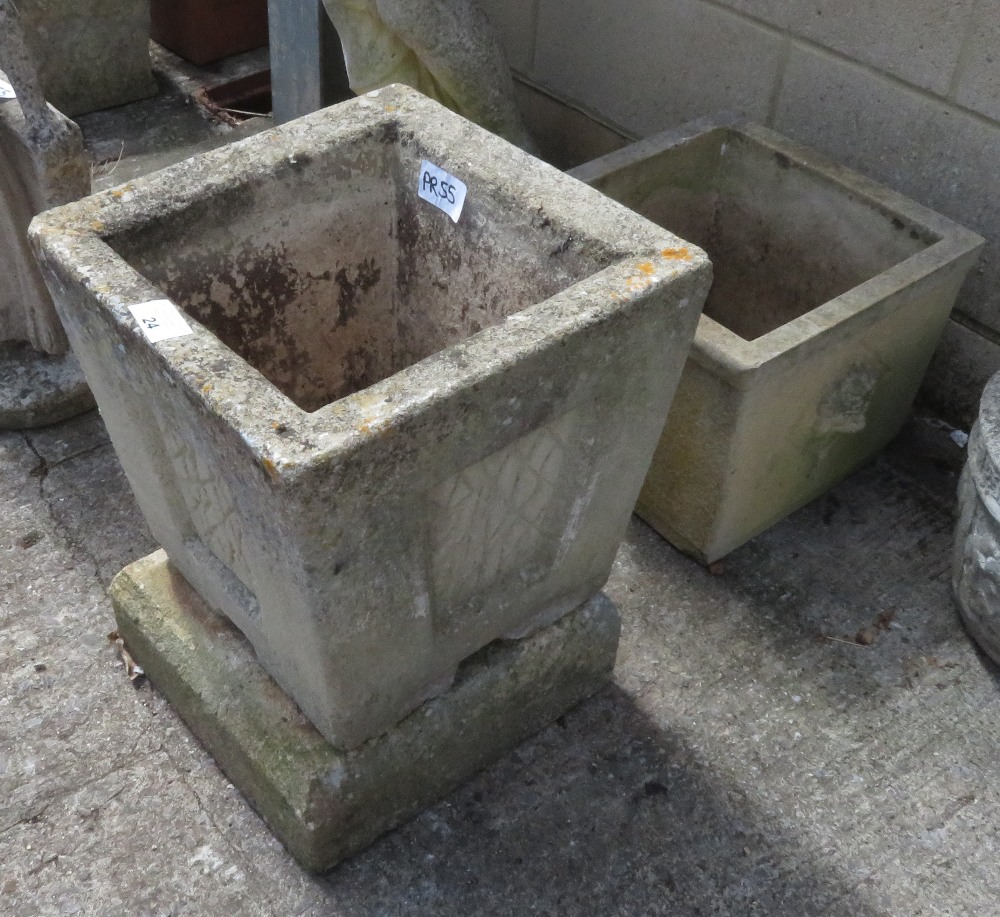 2 GARDEN POTS & PLINTH