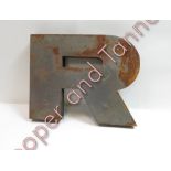 A vintage industrial metal R, 25.5cm x 10cm x 4.5cm