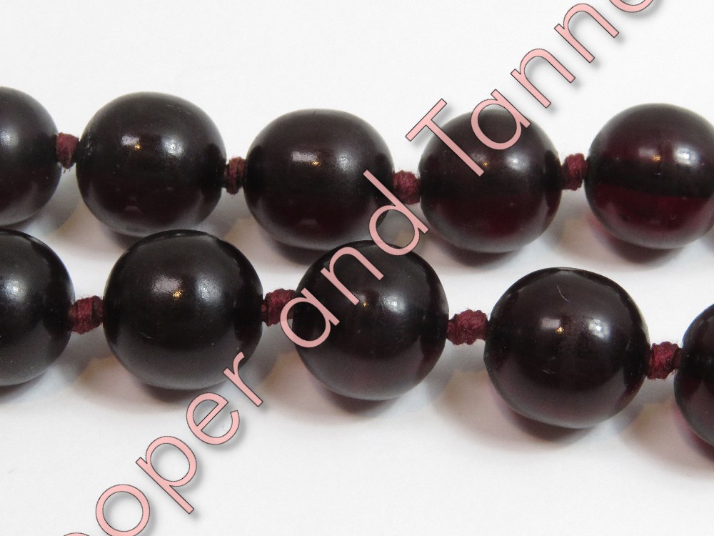 A uniform row of dark amber style beads - Image 2 of 2