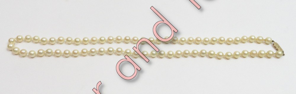 A uniform row of simulated pearls to a 9 caret gold clasp along with a small collection of coins - Image 2 of 2