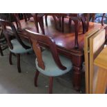 LARGE VICTORIAN MAHOGANY EXTENDING DINING TABLE ON TURNED LEGS & CASTERS WITH WINDER